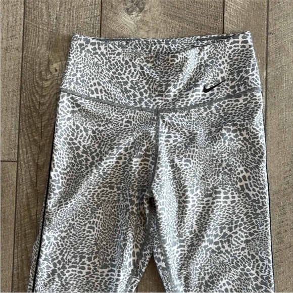 Nike Dri-Fit Size XS Smoke Grey and White Leopard High-Rise Leggings. - Picture 6 of 8